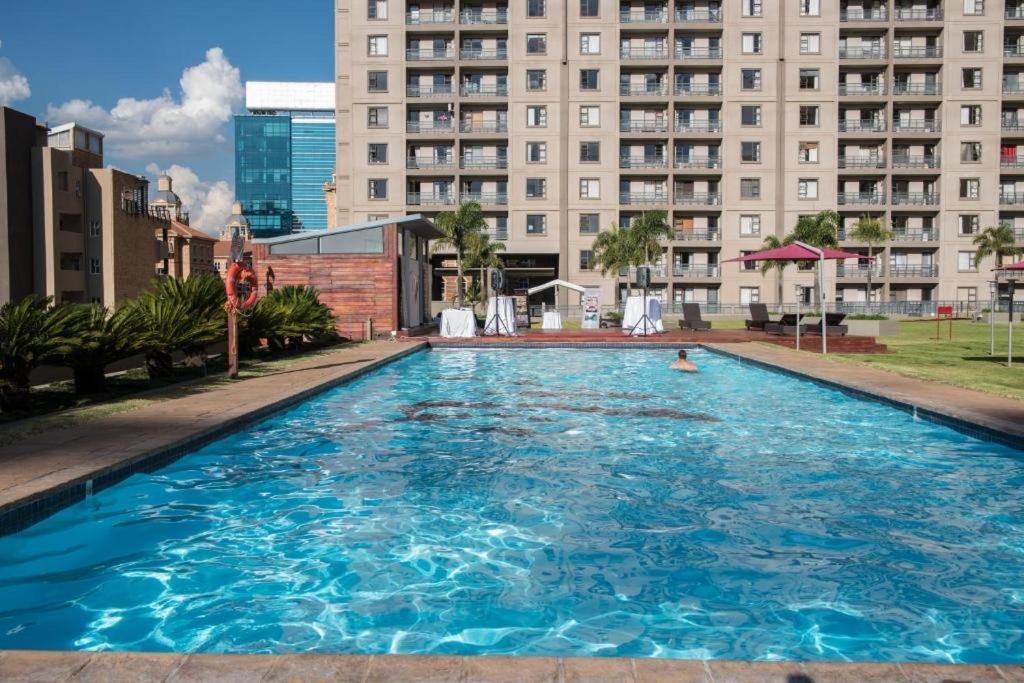 2 Bedroom 2 Bath Luxury - Sandton Cbd Йоханесбург Екстериор снимка