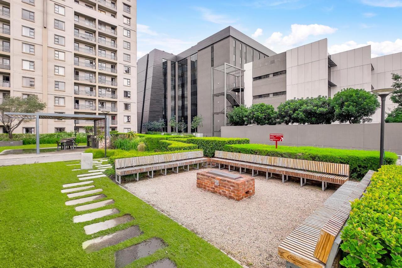 2 Bedroom 2 Bath Luxury - Sandton Cbd Йоханесбург Екстериор снимка